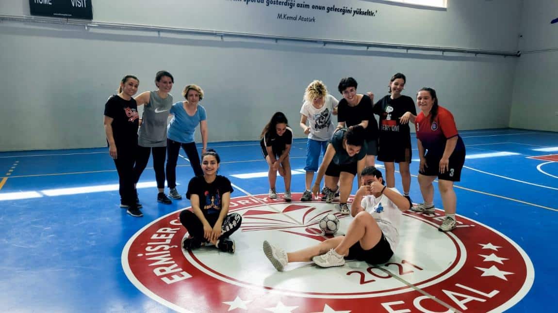 Kız Futsal Takımımızla Bayan Öğretmenlerimiz Futbol Maçı Yaptı